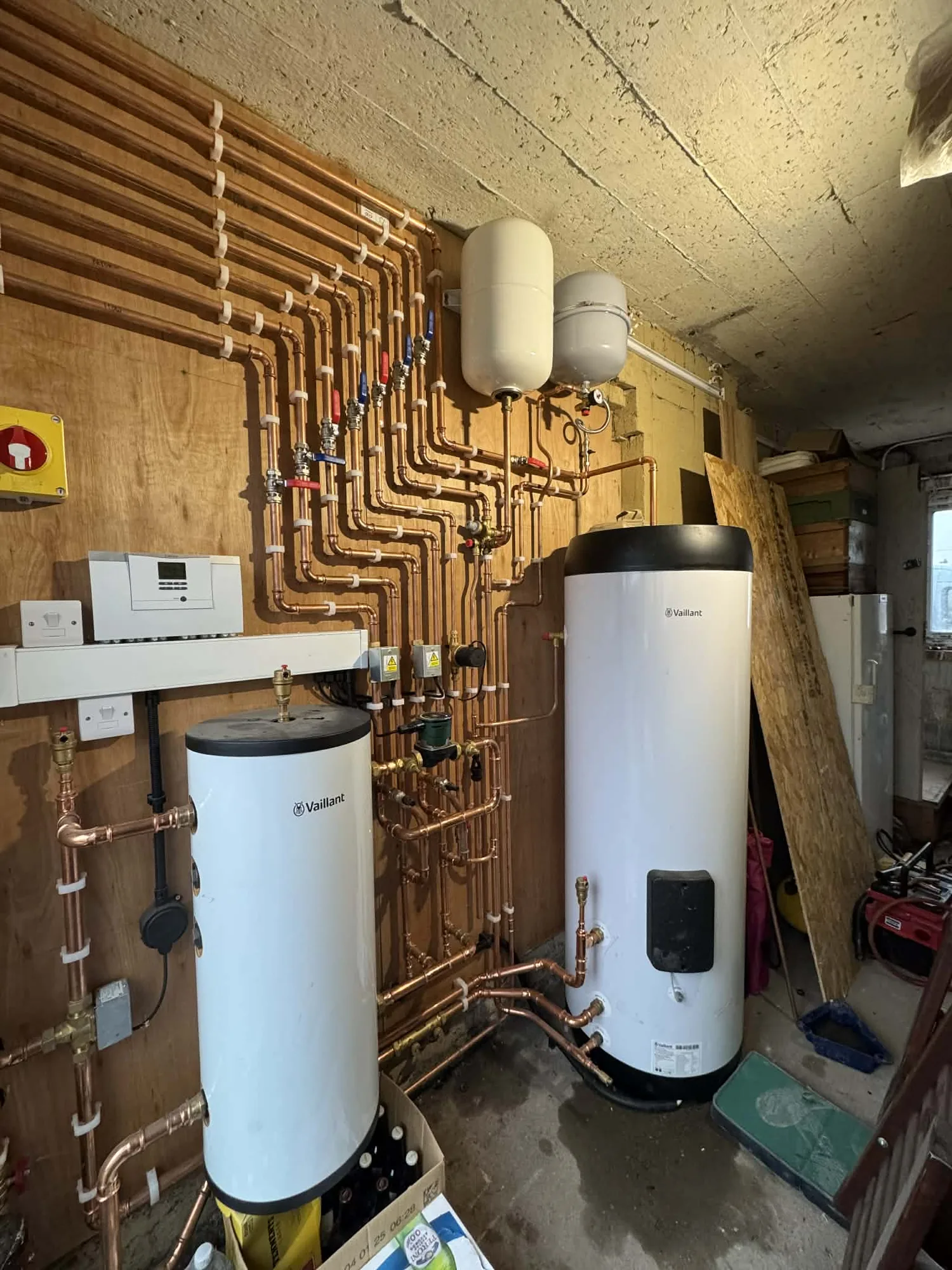 Heat pump pipework and manifold